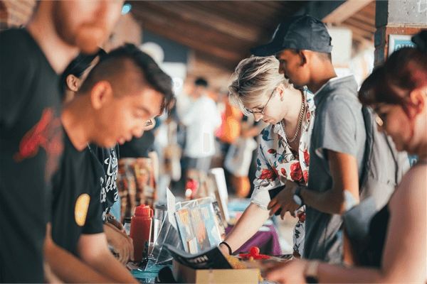Students browsing clubs and societies at Curtin Guild Market Day